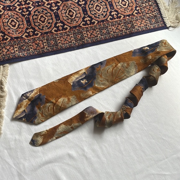 Moore’s “Very” 1980’s floral pattern Silk tie - Picture 5 of 9